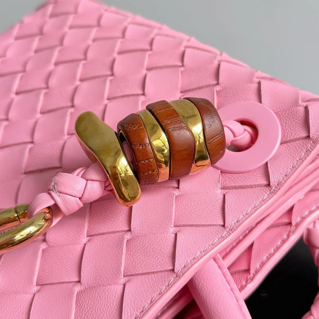 The new Andiamo batch of 3060 BV is shipped‼ ️The classic intercciato weaving process is used to create a soft bag, the metal knot is made of micro-cast aluminum using jewelry technology🪢, and the decorative beads are made of metal and hand-polished oak, allowing you to jump repeatedly between elegance and fun💃, making it unpredictable. Classic and versatile, it shows off your temperament, and the bag has a large capacity, making it very convenient for daily commuting! It has a variety of carrying methods, the shoulder straps can be adjusted by yourself, the original lambskin feels soft and delicate, and the unisex style breaks gender boundaries and brings a more practical and long-lasting use experience. The Andiamo, which has both elegant and casual styles, perfectly interprets the "fashionable old money style". Style No.: 743568+Wood Hardware Color: Ribbon Pink Size: 25*22*10.5cm